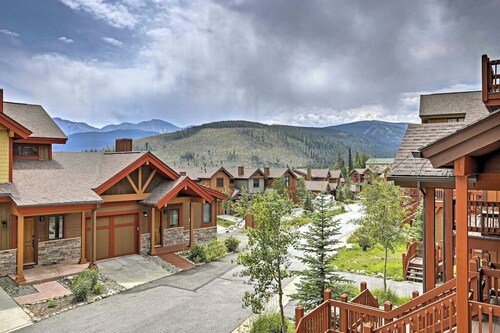 Spacious home w/ kitchen, wifi, great views, deck & convenient location