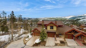 A residential area with houses, a clear sky, and a mountainous backdrop. - Spacious home w/ kitchen, wifi, great views, deck & convenient location (Winter Park)