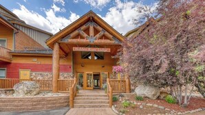Eine Lodge mit Holzfassade, einer Veranda mit Stufen und einem Schild, auf dem 'Hidden River Lodge' steht.