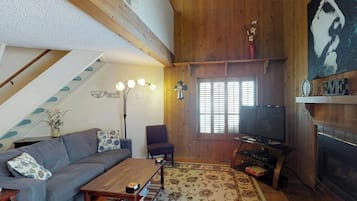 Téléviseur, foyer, lecteur de DVD, livres