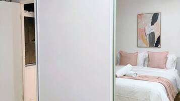 Desk, iron/ironing board, WiFi, bed sheets