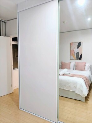 Desk, iron/ironing board, WiFi, bed sheets - Large Central Property with Maximum Privacy (Surry Hills)