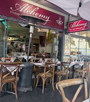 Outdoor dining - Downtown Cozy Retreat by Central Station (Surry Hills)