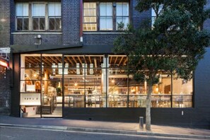 Exterior - Downtown Cozy Retreat by Central Station (Surry Hills)