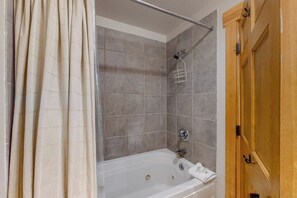 Douche, sèche-cheveux, serviettes fournies
