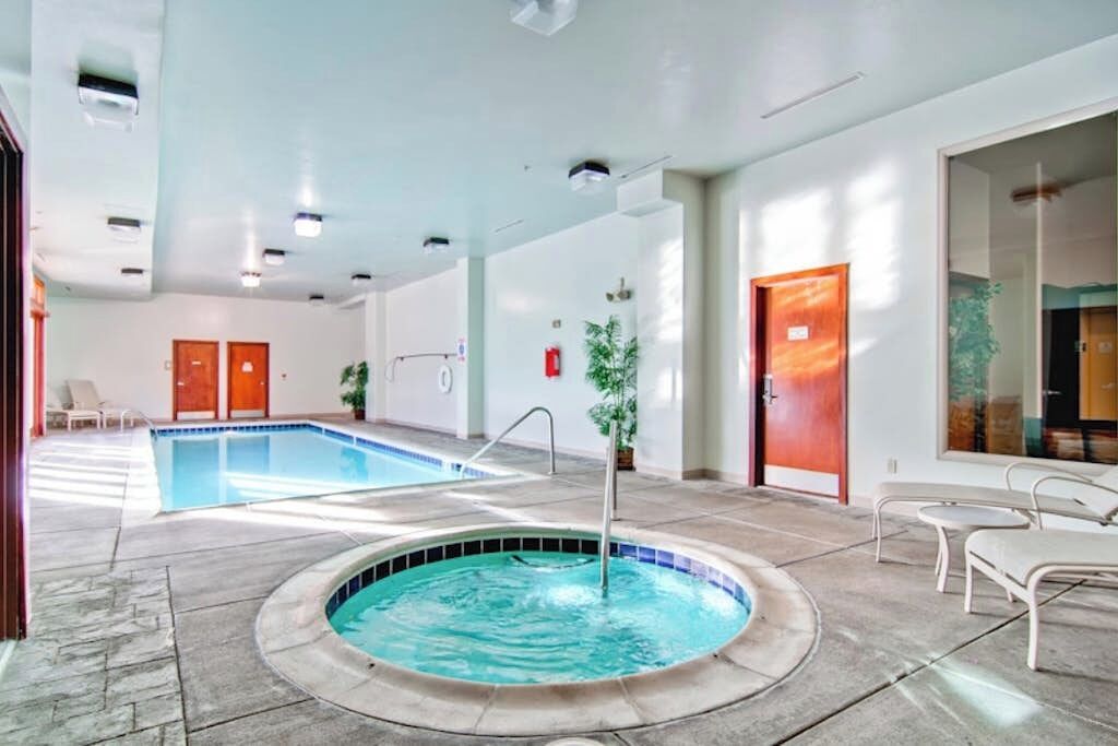 Una piscina cubierta