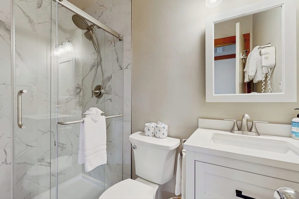 Douche, séchoir à cheveux, serviettes fournies