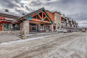 Exterior - Affordable condo w/ mountain views plus a shared pool & hot tub (Keystone)