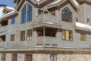 Exterior - Affordable condo w/ mountain views plus a shared pool & hot tub (Keystone)
