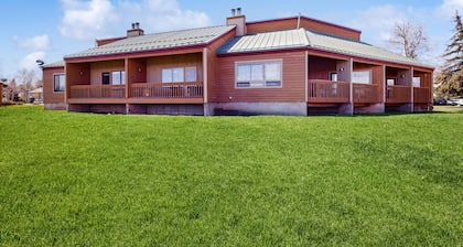 Dog-friendly condo w/ covered porch & views - near golf, lakes & ski