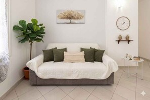 Ein Schlafzimmer mit einem Bett, einer Topfpflanze, einer Wanduhr und einem Regal mit Dekoration.