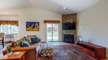 TV, fireplace
