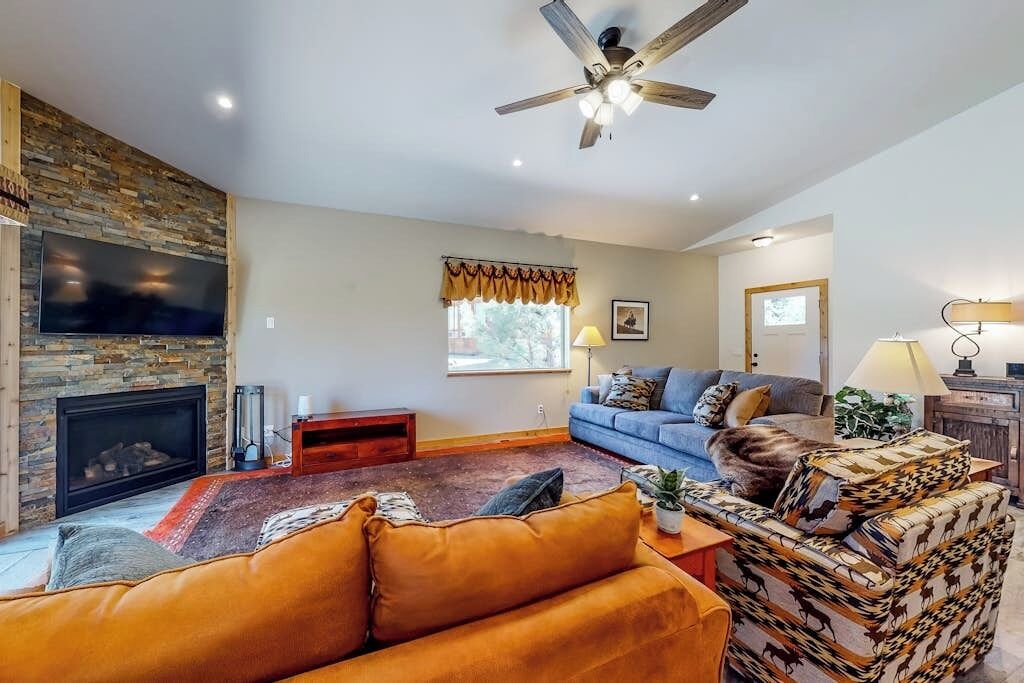 TV, fireplace