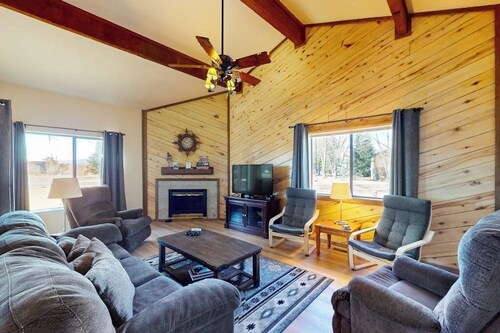 Lofty condo with patio - walk to golf, recreation center & eateries
