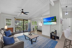 TV - New Listing! Beautifully designed sunlit getaway (Wailuku)