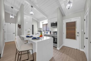 Fridge, microwave, oven, stovetop - New Listing! Beautifully designed sunlit getaway (Wailuku)