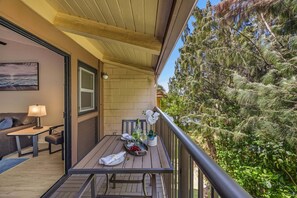 Outdoor dining - New Listing! Beautifully designed sunlit getaway (Wailuku)