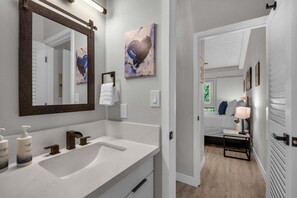 Shower, hair dryer, towels - New Listing! Beautifully designed sunlit getaway (Wailuku)