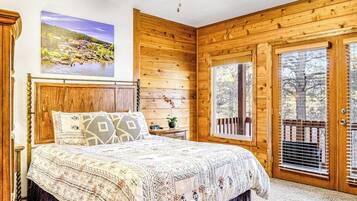 3 bedrooms, iron/ironing board, WiFi (free), bed sheets
