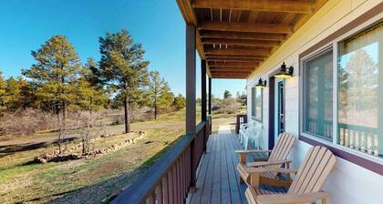 Mountain view home close to downtown with great deck, firepit, WiFi, & W/D