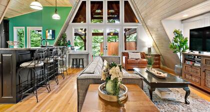 Lakefront retreat with Private Dock, Kayaks, Canoe, Firepit & Sunset Views