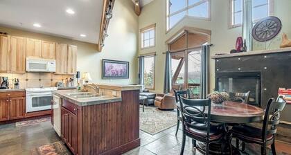 Mountain View Townhome w/ Private Deck, Electric Grill, WiFi, & Gas Fireplace