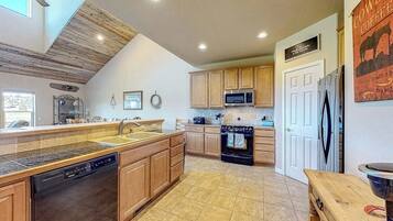 Coffee/tea maker, fridge, microwave, oven