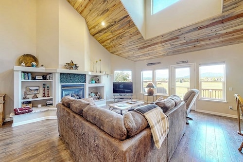 Mountain-view getaway with deck, pellet grill, fireplace, central AC, & WiFi