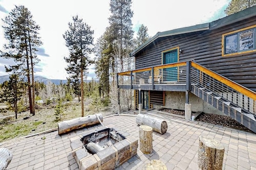 Log Home with Mountain Views, Firepit & Gas Fireplace - Quick Drive to Skiing