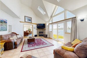 Fernseher, Kamin, DVD-Player, Bücher