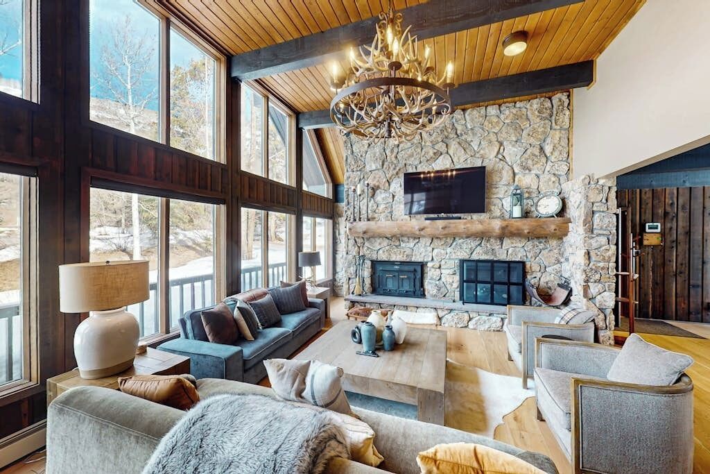 TV, fireplace