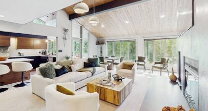 Luxurious Vail Home with private hot tub, patio, fireplace, and bus to slope