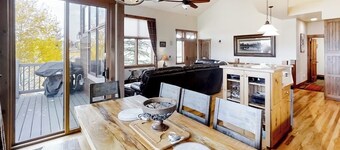 Attractive & Spacious Countryside Home w/Firepit, Private W/D, Free WiFi, Patio