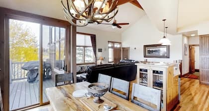 Attractive & Spacious Countryside Home w/Firepit, Private W/D, Free WiFi, Patio