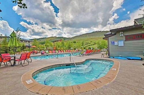 Getaway with fireplace, gas fire pit, shared pool/hot tub-minutes to ski & golf