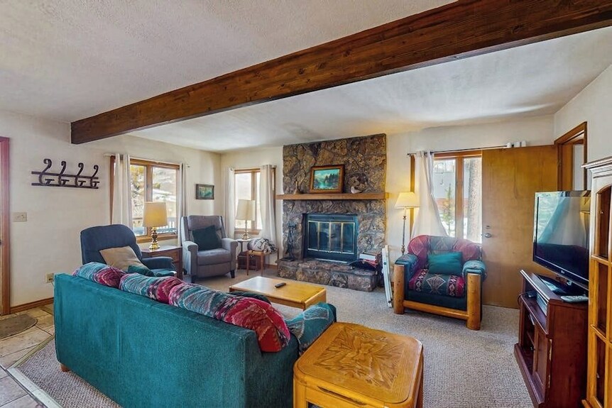 Fantastic Home W/ View Of Gore Range, Two Large Decks, & Walkable Location - 狄龍