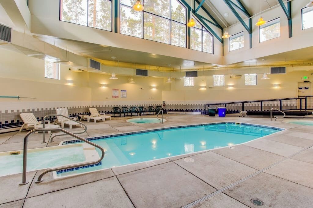 Una piscina cubierta