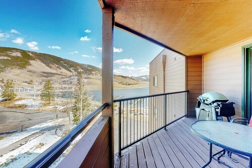 Lakefront oasis near marina with gas fireplace, loft & hot tub