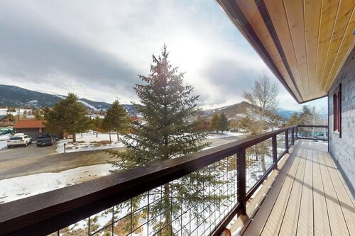 Mountain view home with deck, wood-burning fireplace, & WiFi - great location