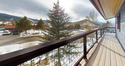 Mountain view home with deck, wood-burning fireplace, & WiFi - great location