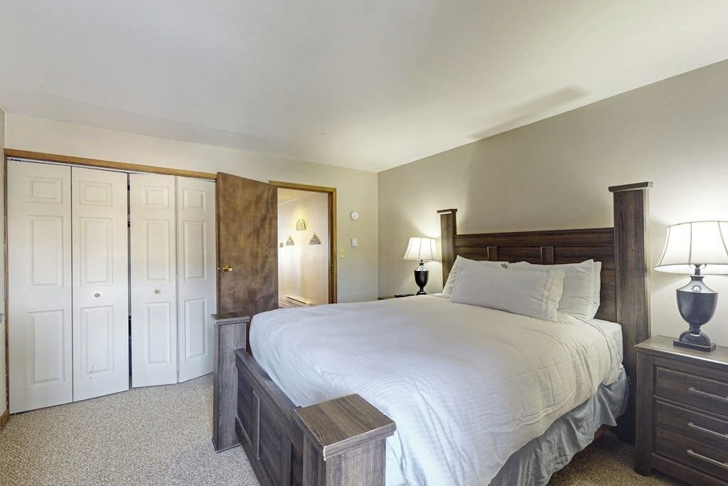 Lake & Ski View Condo | Pool, Hot Tub, Sauna & Cozy Fireplace - Dillon, CO