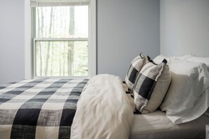 Iron/ironing board, free WiFi, bed sheets - Buck & Birch Run, All Seasons Remodeled Cottage, Fish & Hunt Camp (Charlevoix)