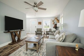 Smart TV - Buck & Birch Run, All Seasons Remodeled Cottage!!  Fish & Hunt Camp (Charlevoix)