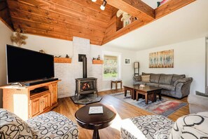 Living area - The Chalet Retreat, Peaceful Up North Getaway! (Charlevoix)
