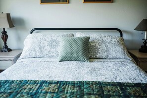 Desk, travel crib, free WiFi, bed sheets