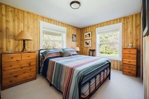 Desk, travel crib, free WiFi, bed sheets - The Chalet Retreat, Peaceful Up North Getaway! (Charlevoix)