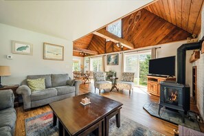 Smart TV, fireplace, offices