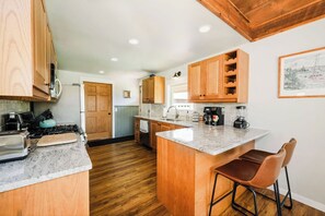 Private kitchen - The Chalet Retreat, Peaceful Up North Getaway! (Charlevoix)