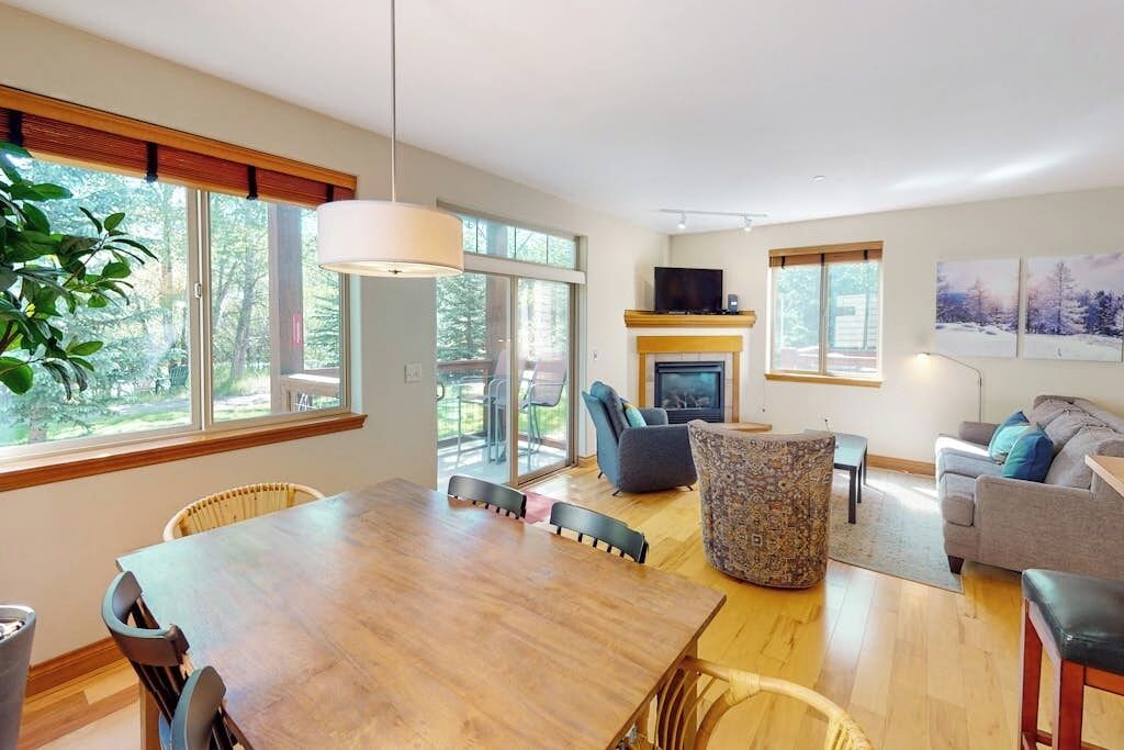 Mountain Condo By The River & Town W/ Shared Hot Tub, Private Balcony, & Wifi - Silverthorne, CO