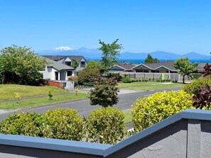 A residential area with houses, a clear sky, and mountains in the background. - Relax & Unwind Close to Lake & Town (Taupō)